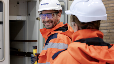 'Hoewel ik zelf niet met vliegtuigen werk, is de luchtvaart een boeiende sector en Schiphol een fascinerende werkomgeving.'